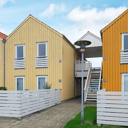 6 Person In Apartman